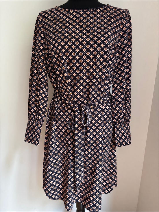 LOFT Dresses & Skirts - PERFECT ANN TAYLOR LOFT long sleeve dress flower design shaping darts MP